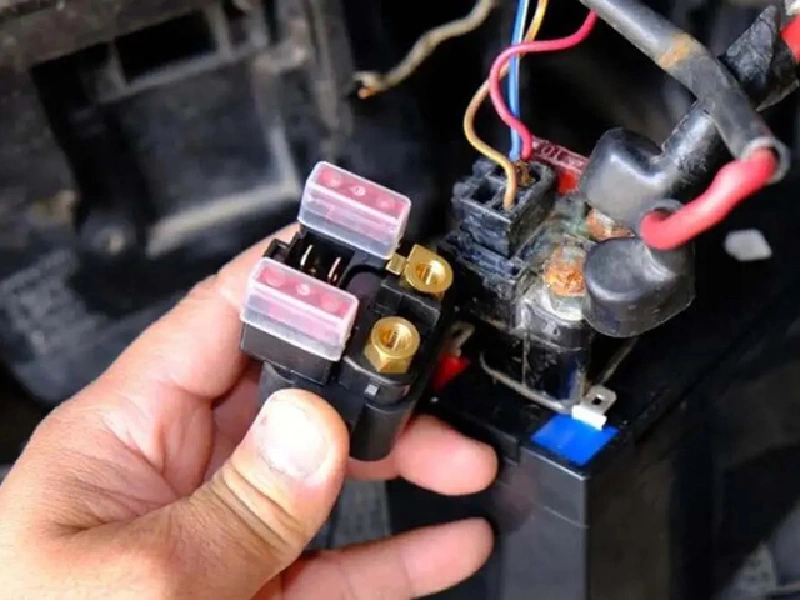 رله استارت خاموش نمی‌شود یا گیر می‌کند